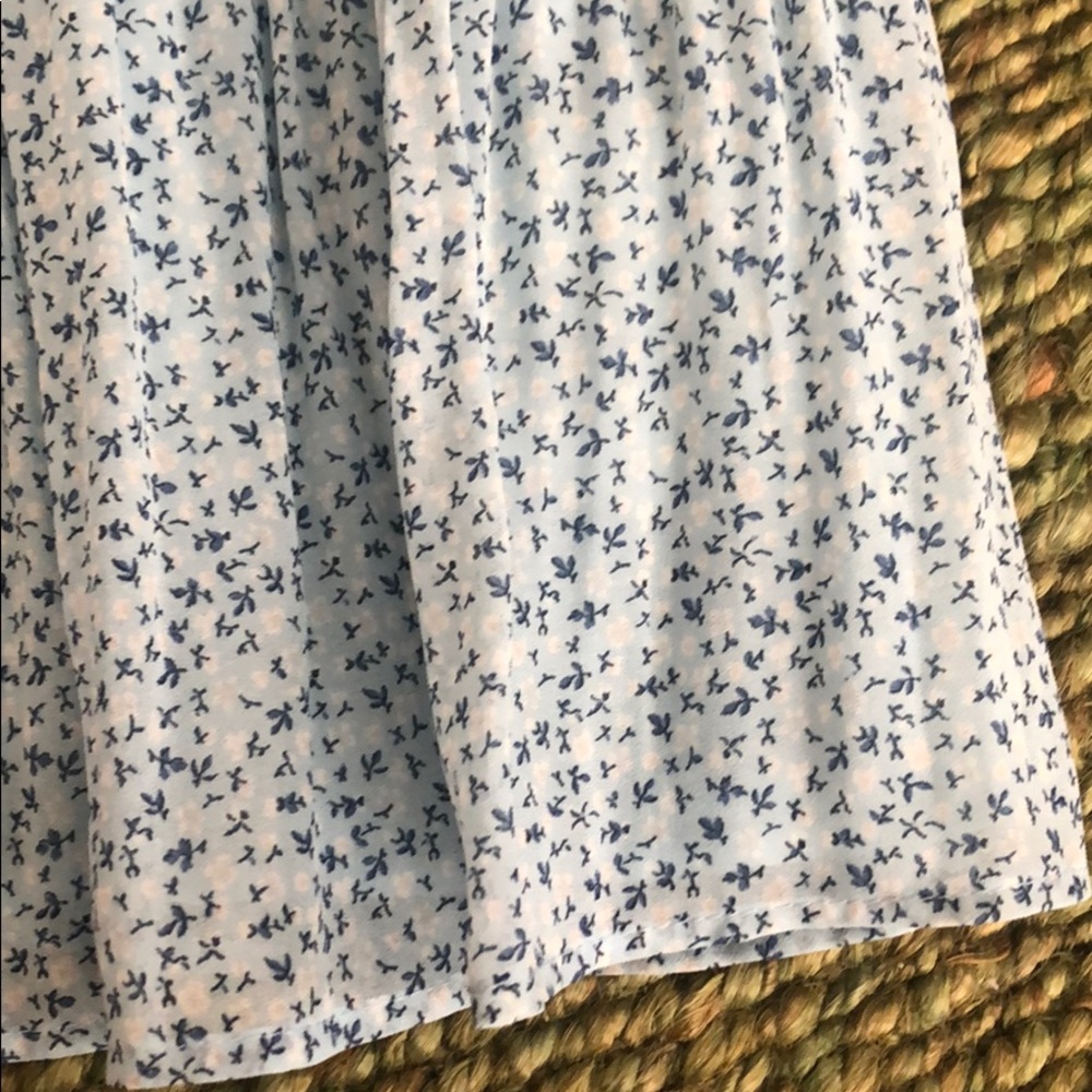SIZE SMALL FLOWY TANK - Picture 2 of 3